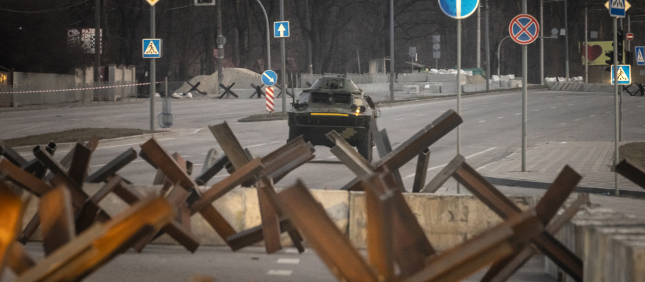 Un blindado ucraniano transita por una carretera en Kiev, este viernes