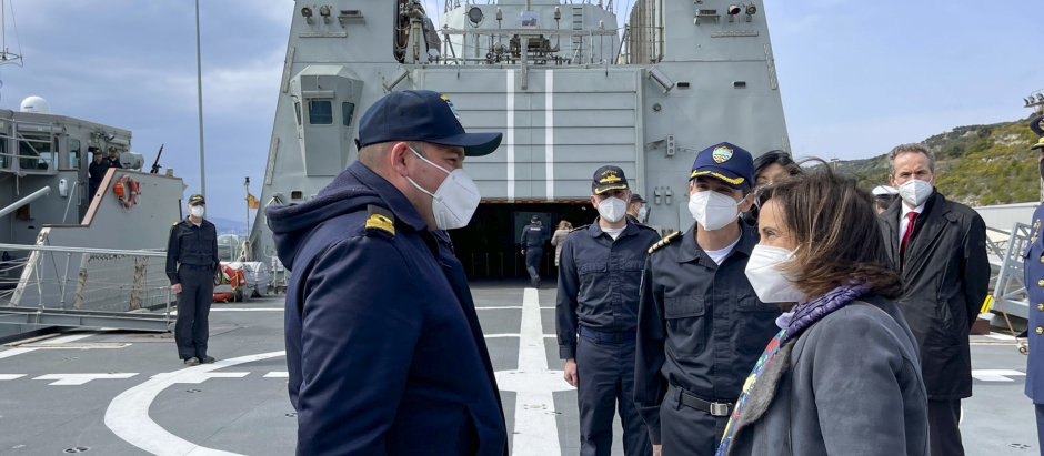 La ministra Robles durante su visita el pasado viernes a la base naval Marathi (Creta) a los barcos españoles que vigilan el Mar Negro