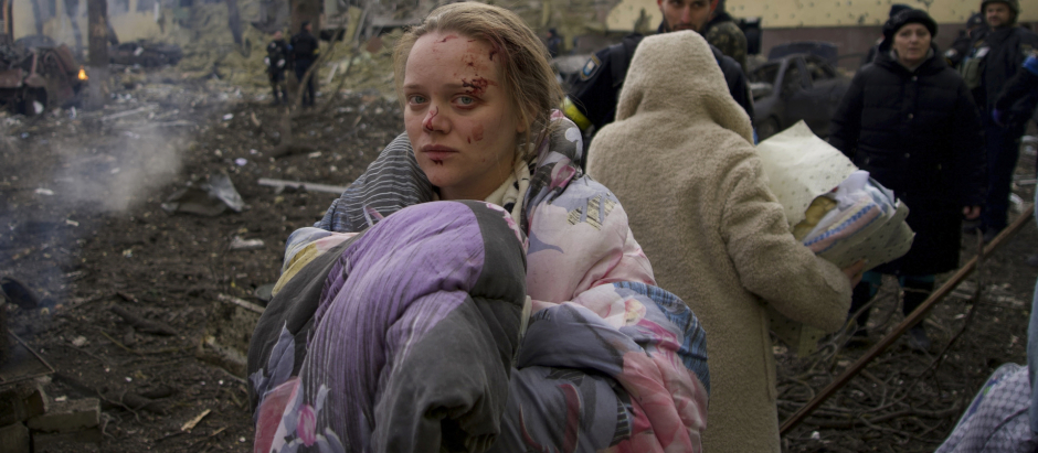 Una gestante, tras sobrevivir al bombardeo al hospital de maternidad atacado por Rusia el pasado 9 de marzo