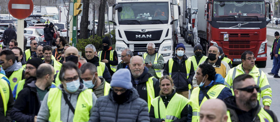 Un centenar de camioneros ha protagonizado este viernes una marcha lenta