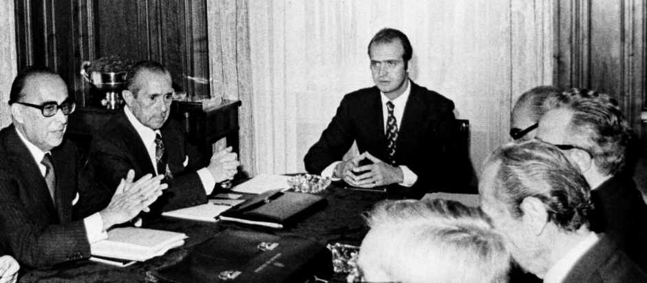 Juan Carlos I, presidió la primera reunión del gabinete el 31 de octubre de 1975 con el primer ministro Carlos Arias Navarro y el ministro del Interior, José García Hernández