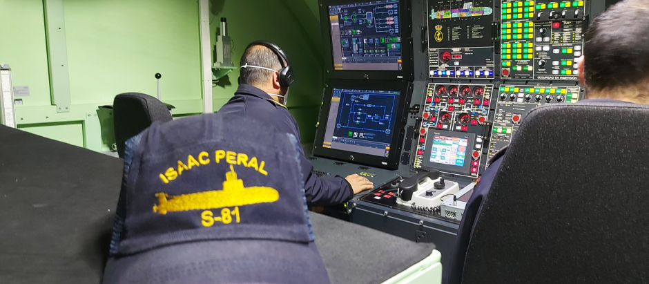 Un momento del adiestramiento de la tripulación del S-81 en simuladores