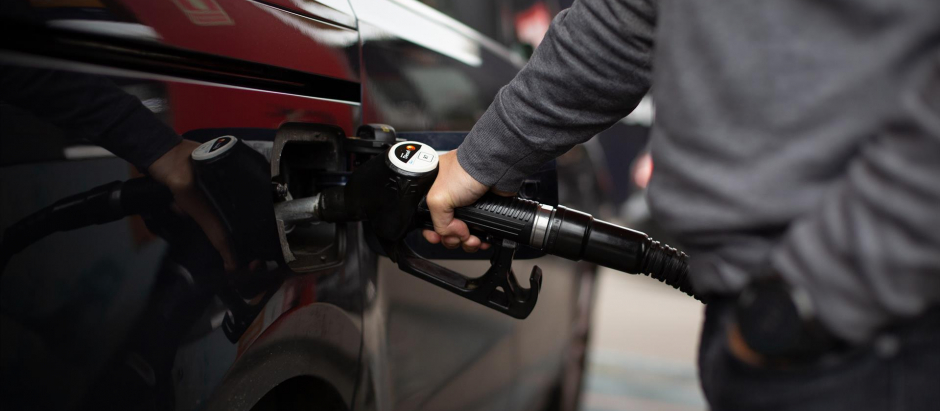 Repostar gasolina cuesta menos por primera vez en el año.