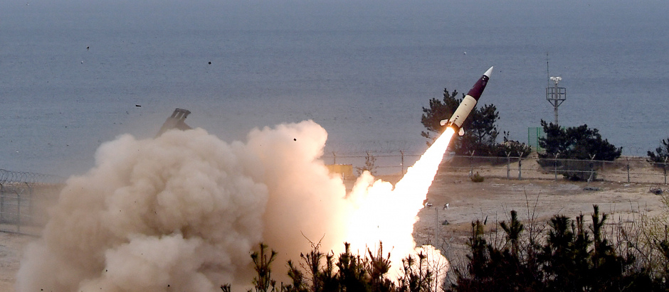 proyectil ATACMS (Sistema de Misiles Tácticos del Ejército) que se lanza desde un lugar no revelado alrededor del Mar del Este