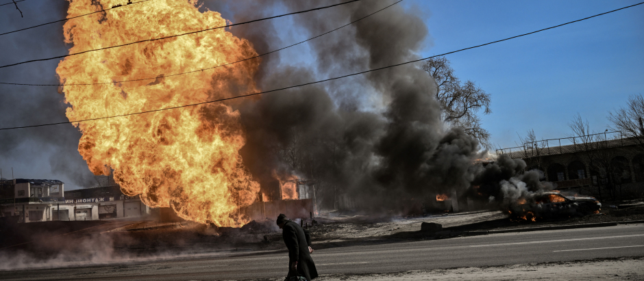 Incendio luego de un ataque ruso con artillería en la ciudad nororiental de Kharkiv