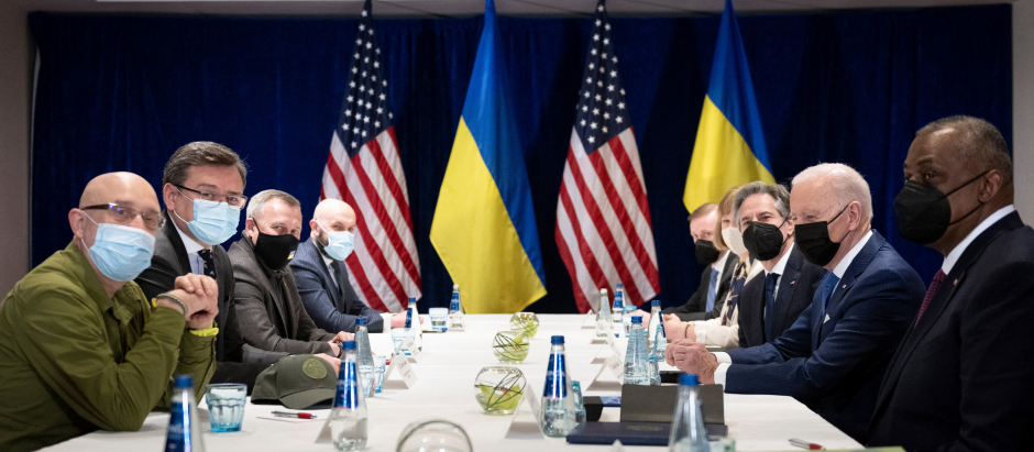 El presidente de EEUU. Joe Biden (2do a la derecha) se reúne con los ministros de Defensa y Exteriores de Ucrania (primeros a la izquierda)