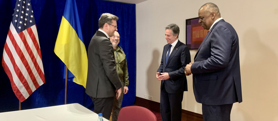 Los ministros de Exteriores y Defensa de Ucrania junto con sus homólogos de EE.UU.