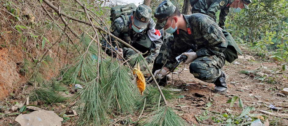 Militares realizan una búsqueda en el lugar donde se estrelló el avión de China Eastern Airlines en la región sureña china de Guangxi