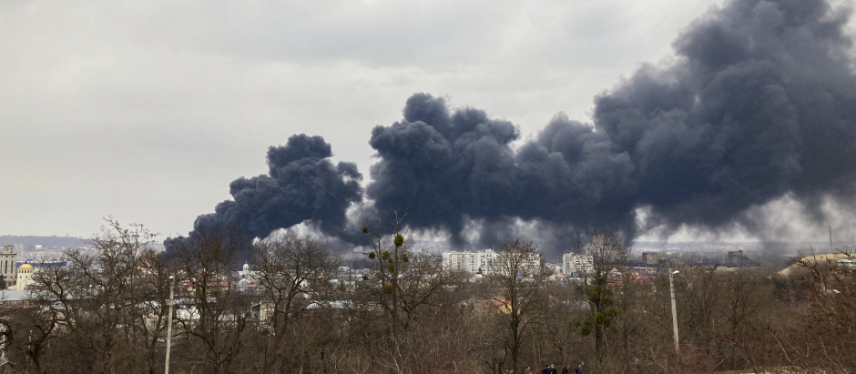 Una columna de humo se levanta en uno de los barrios de Leópolis, al oeste de Ucrania