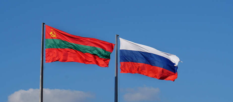 La bandera de Transnistria junto con la rusa