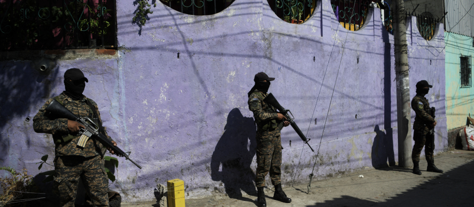 Militares salvadoreños hacen guardia en un barrio de San Salvador dominado por las pandillas