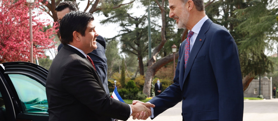 El presidente de Costa Rica, Carlos Alvarado, es recibido por el Rey Felipe VI