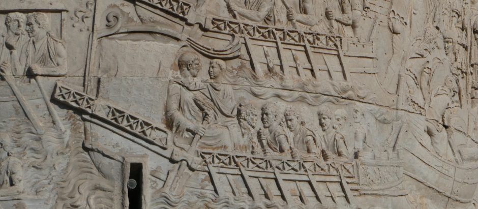 Barcos con remeros y tropas de la Columna de Trajano
