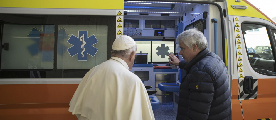 El Santo Padre junto al cardenal, junto a la ambulancia enviada a Ucrania