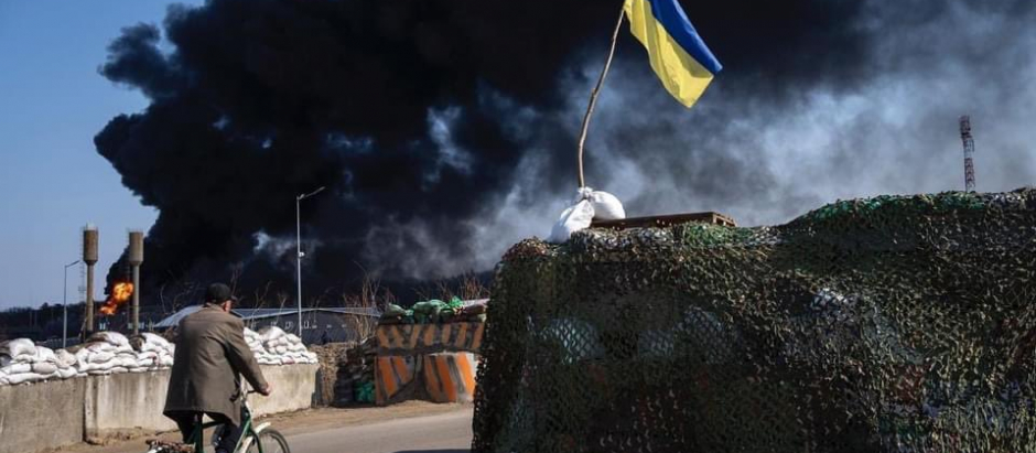 Un reten militar del ejército ucraniano en una carretera cercana a Kiev