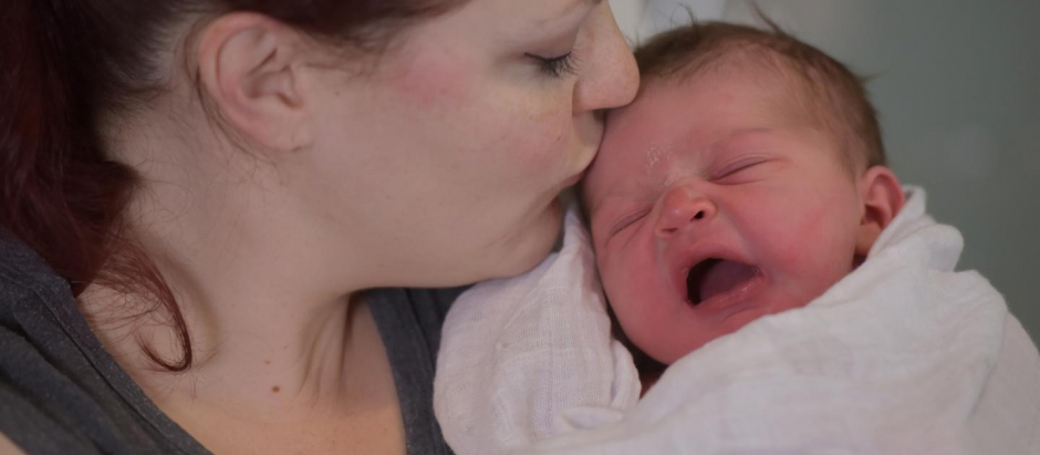 Un bebé llorando, y su madre