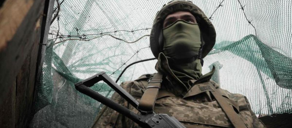 Soldado ruso en territorio de combate en Ucrania