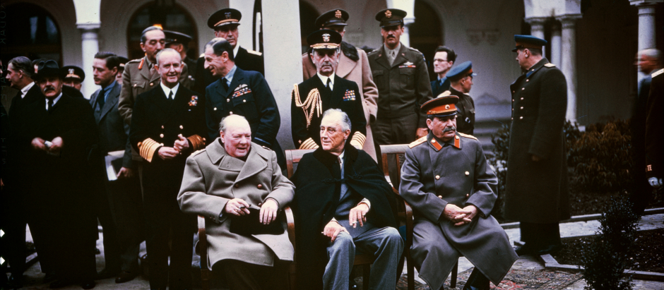 Churchill, Roosevelt y Stalin reunidos en la Conferencia de Yalta antes de terminar la Segunda Guerra Mundial
