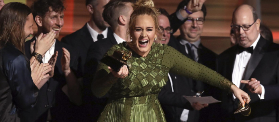 La cantante Adele recogiendo uno de sus premios Grammy