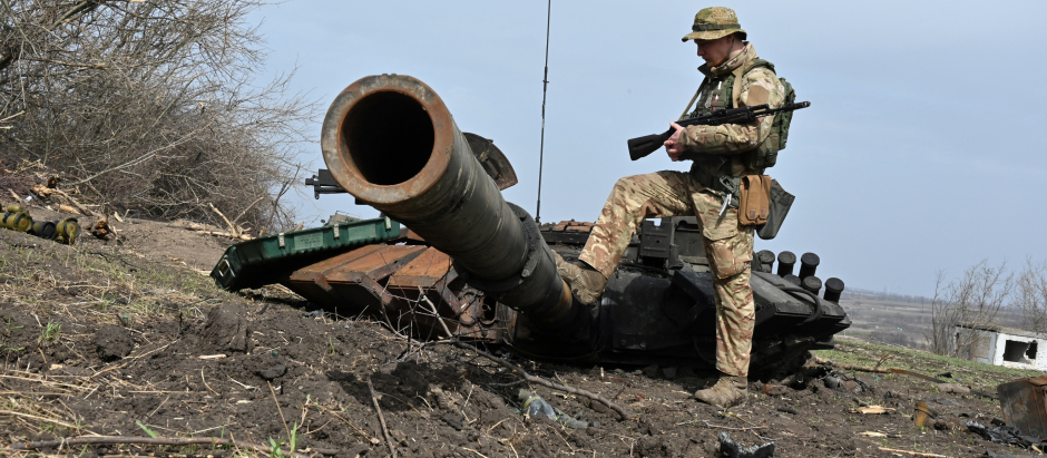 Tanque ruso destruido Jarkov Ucrania