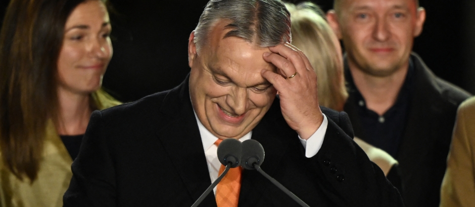 El primer ministro húngaro, Viktor Orbán, pronuncia su discurso de victoria tras alzarse con su cuarta victoria electoral, este domingo