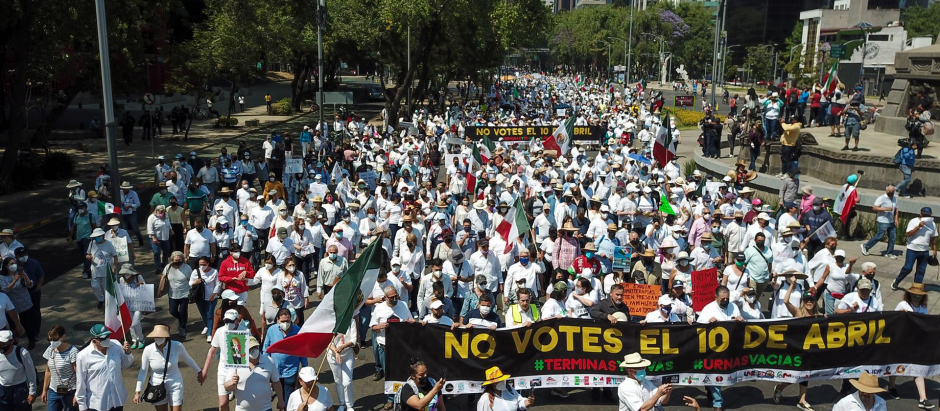 Manifestantes participan en una protesta contra la consulta de revocación de mandato del presidente Andrés Manuel López Obrador este domingo, en Ciudad de México