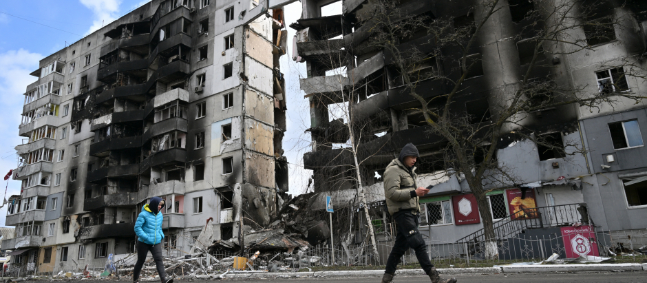 La gente pasa frente a los edificios destruidos en la ciudad de Borodianka, al noroeste de Kiev