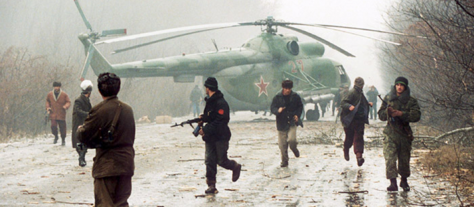 Helicóptero ruso Mil Mi-8 derribado por fuerzas chechenas cerca de Grozni en diciembre de 1994