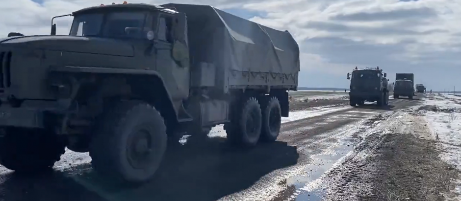 Camiones rusos avanzan hacia el este de Ucrania