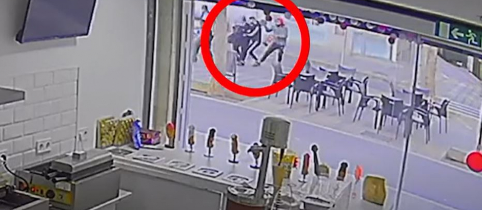Captura de un video que capta el momento de la fuga del preso, ayudado por un cómplice