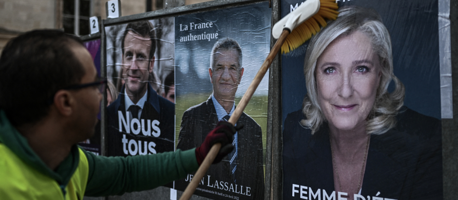 Los carteles de la campaña de los candidatos presidenciales (desde la izquierda) Emmanuel Macron, Jean Lassalle y Marine Le Pen