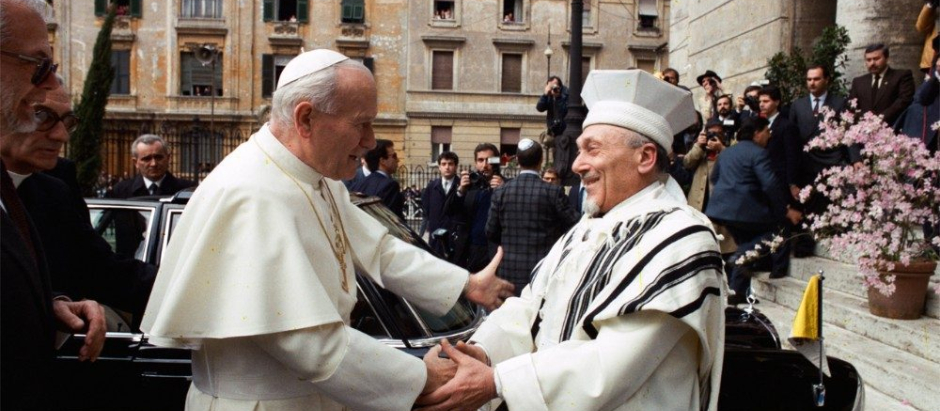 San Juan Pablo II abrazando a Elio Toaff, rabino de la sinagoga de Roma