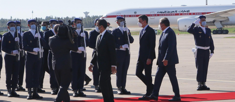 El presidente del Gobierno español, Pedro Sánchez, recibido por su homólogo marroquí, Aziz Ajanuch
