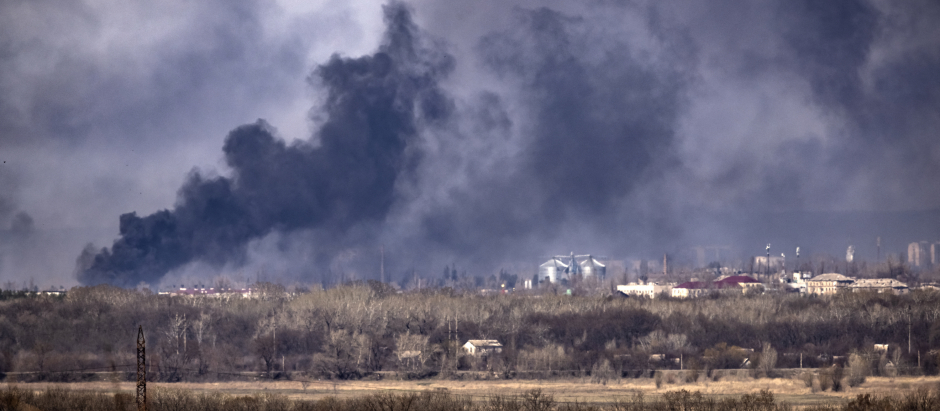 Una columna de humo posterior a un bombardeo en la localidad Rubizhne, en la región del Donbás