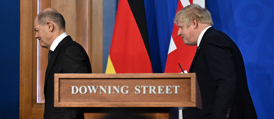 El canciller alemán Olaf Scholz, y su homólogo británico, el primer ministro Boris Johnson, reunidos en Downing Street
