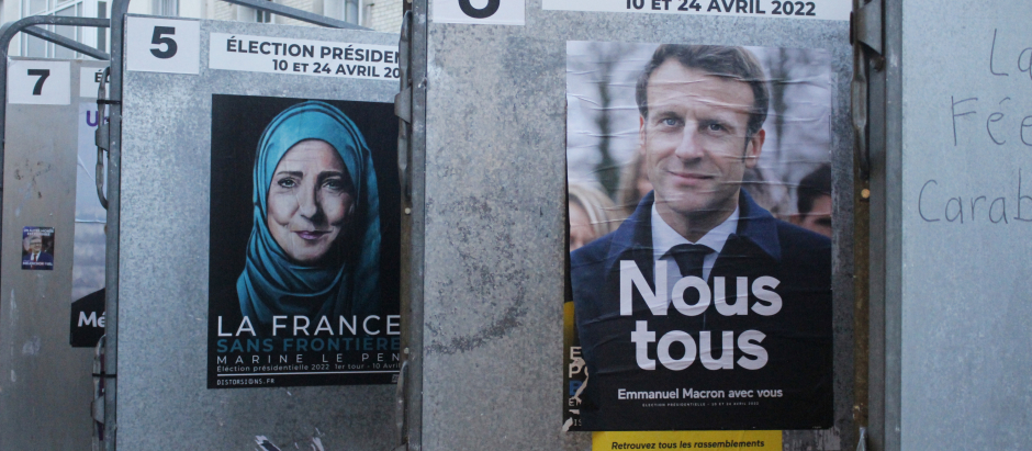 Carteles de Emmanuel Macron y Marine Le Pen llamando al voto durante la primera vuelta de las elecciones presidenciales de Francia