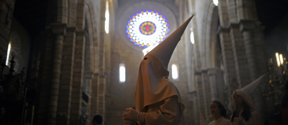 Nazareno durante la Semana Santa en Córdoba, 2015