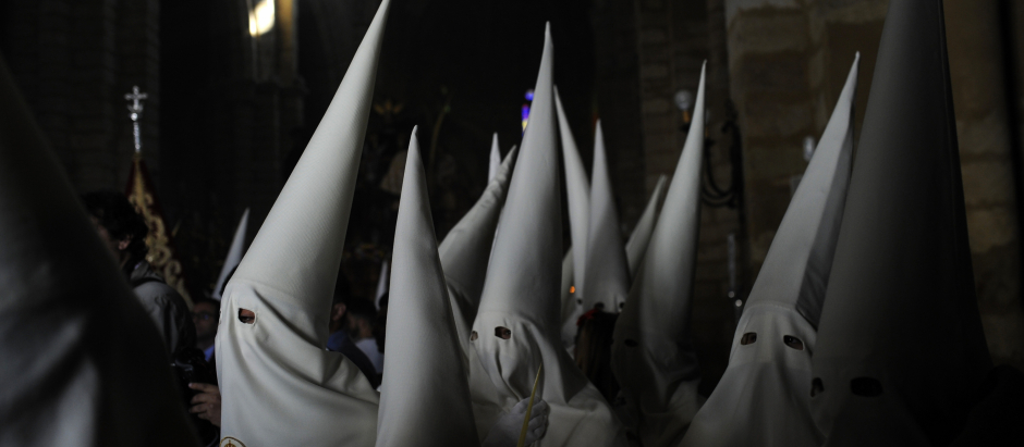 Nazarenos durante la Semana Santa en Córdoba, 2015