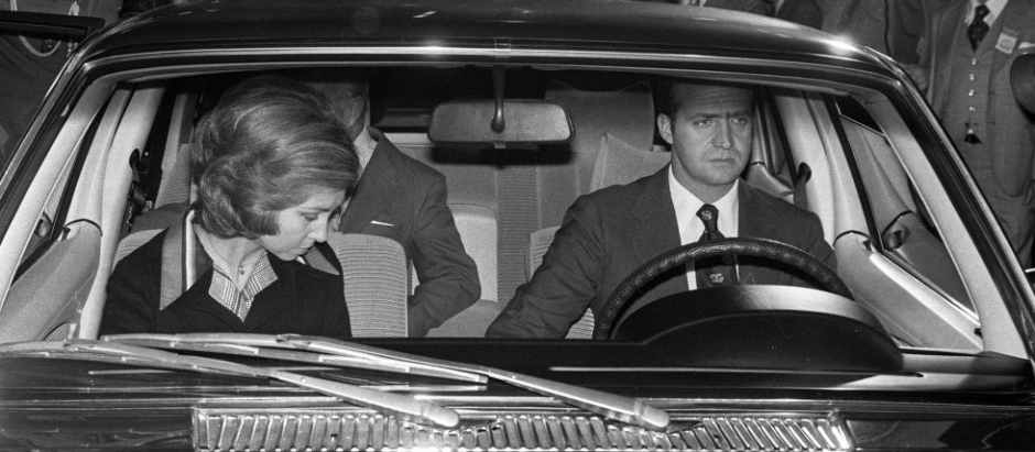El Príncipe Juan Carlos y la Princesa Sofía, abandonando el Hospital de la Paz de Madrid