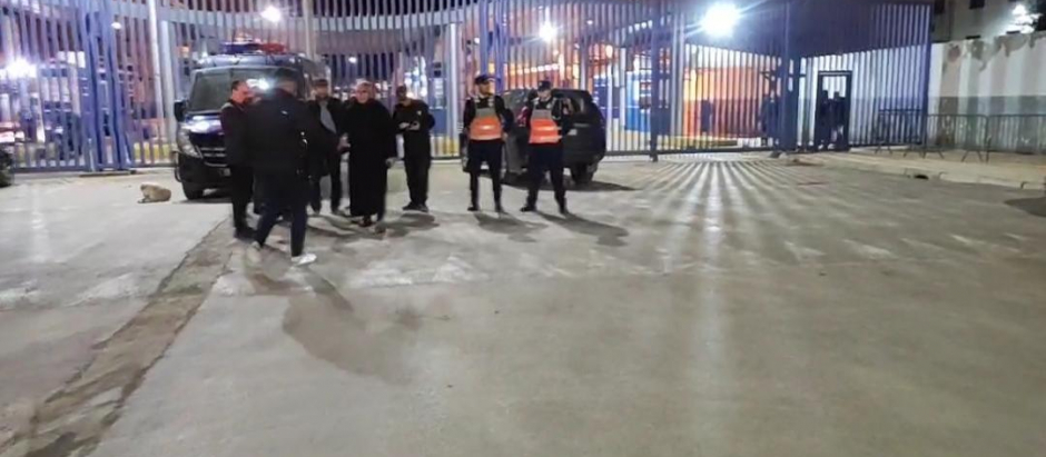 Policías ayer en el paso fronterizo de Melilla.