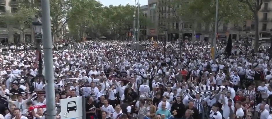 Miles de aficionados del Eintracht en las calles de Barcelona