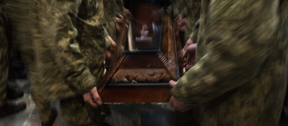 Soldiers prepare to cover the coffins of 44-year-old soldier Tereshko Volodymyr, and 41-year-old soldier Simakov Oleksandr, during their funeral ceremony, after being killed in action, at the Holy Apostles Peter and Paul Church in Lviv, western Ukraine, Monday, April 4, 2022. (AP Photo/Nariman El-Mofty) 
 
Funeral militar, el pasado 4 de abril en Leópolis, Ucrania