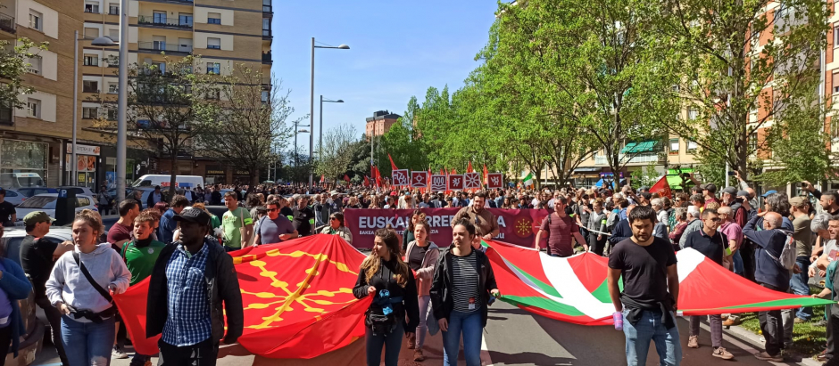 Un momento de la marcha del Aberri Eguna en Pamplona, con las banderas navarra y vasca