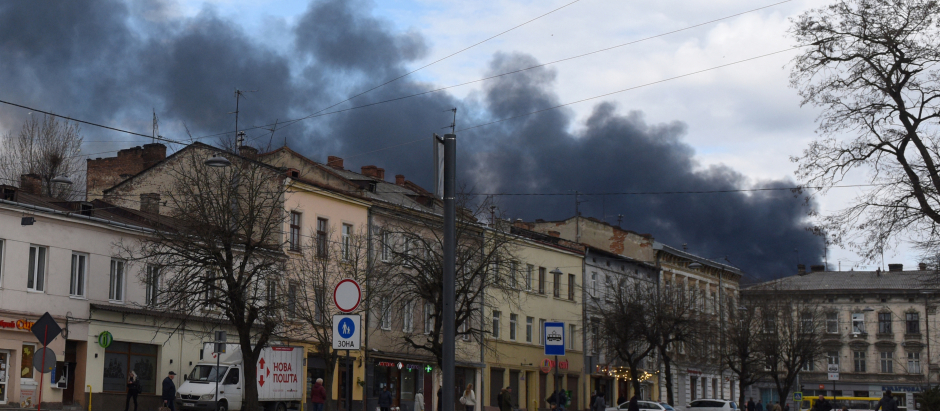 Una columna de humo se eleva luego de un ataque aéreo en la ciudad de Leópolis