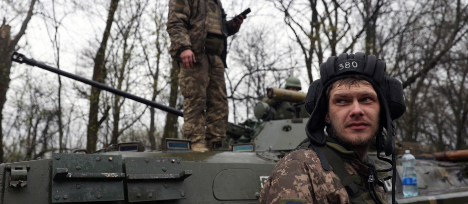 Los soldados ucranianos se paran junto a su transporte blindado de personal (APC), no lejos de la línea del frente con las tropas rusas, en el distrito de Izyum, en Járkov