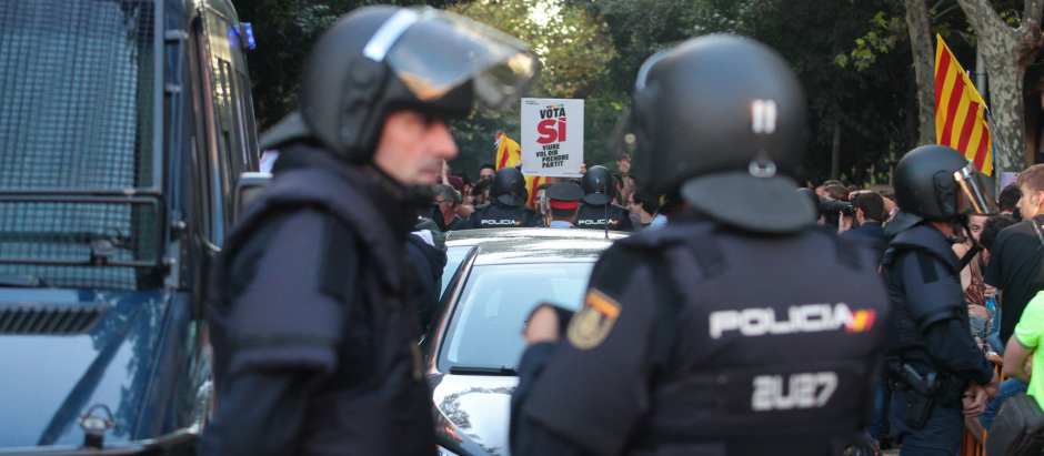 Policía Nacional en las protestas independentistas de Barcelona en 2017
