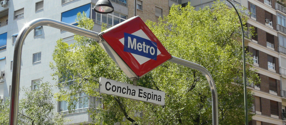 Imagen de la entrada a la parada de metro Cocha Espina en Madrid.