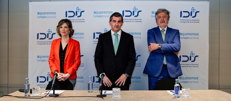 Marta Villanueva directora, Juan Abarca presidente y Ángel de Benito secretario general de la Fundación IDIS