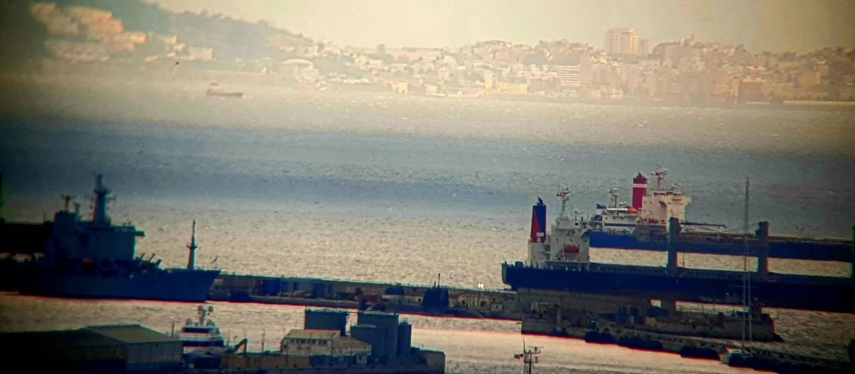 Submarino en el puerto de Gibraltar con el Estrecho de fondo