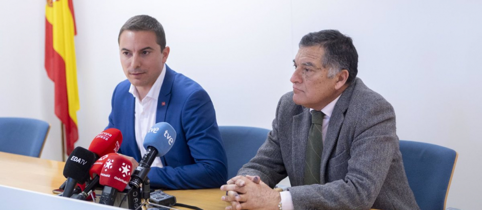 El secretario general del PSOE-M, Juan Lobato, junto a su padre Juan Lobato Valero